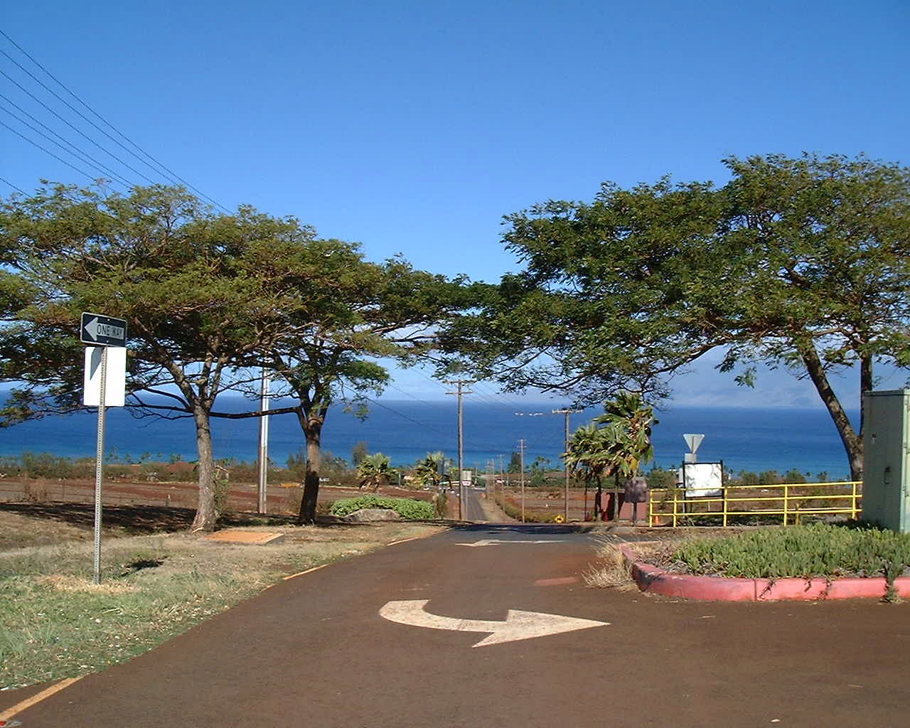 家族旅行、ハワイ、マウイ、シェラトン、カアナパリ、ウェスティン、スターウッド、個人旅行、海外ホテル、プール、マウイウエスト空港、カパルア空港,空港から海を臨む