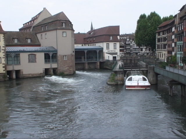 �^�́A�ċx�݁A�Ƒ����s�A�X�C�X�A�p���A�X�g���X�u�[���A�R���}�[���A�A���U�X�A�c�F���}�b�g�A�A���v�X�A�n�C�L���O�A�����^�J�[�A���[���b�p