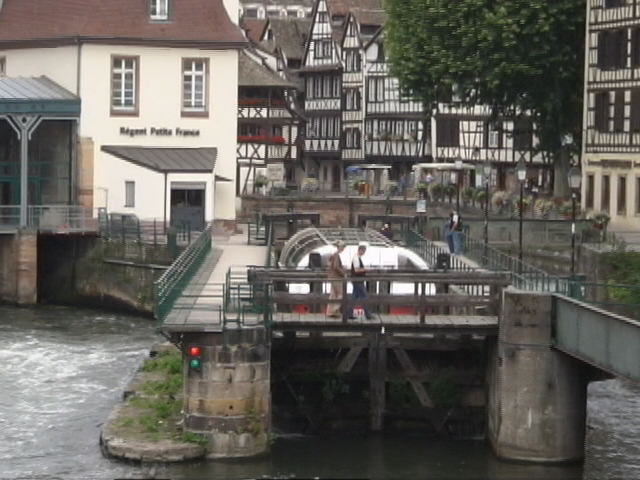 �^�́A�ċx�݁A�Ƒ����s�A�X�C�X�A�p���A�X�g���X�u�[���A�R���}�[���A�A���U�X�A�c�F���}�b�g�A�A���v�X�A�n�C�L���O�A�����^�J�[�A���[���b�p