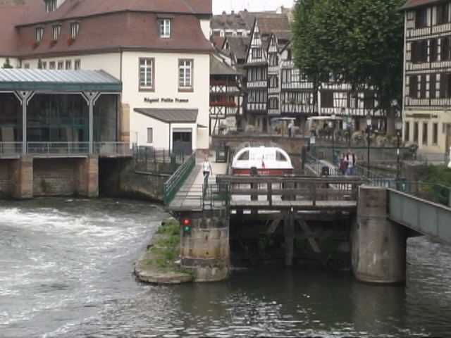 �^�́A�ċx�݁A�Ƒ����s�A�X�C�X�A�p���A�X�g���X�u�[���A�R���}�[���A�A���U�X�A�c�F���}�b�g�A�A���v�X�A�n�C�L���O�A�����^�J�[�A���[���b�p